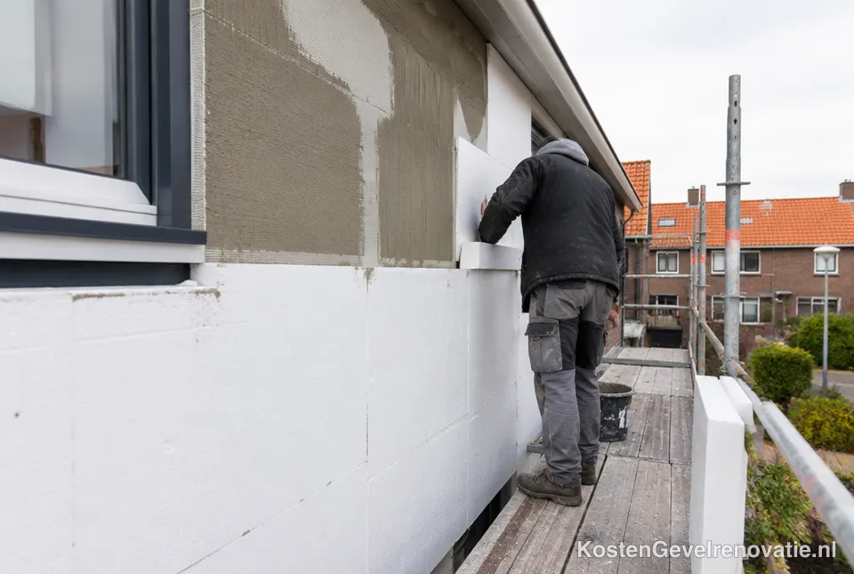 Isolatieplaten worden op een buitengevel aangebracht
